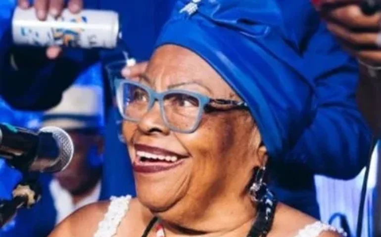 Troca de cargos na Prefeitura do Rio tem biscoitos Globo e presença de Tia Surica