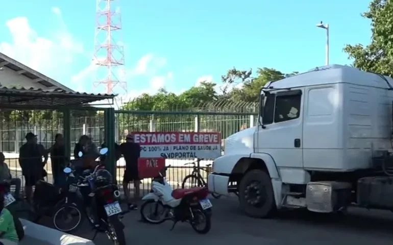 Trabalhadores bloqueiam acesso ao Porto de Maceió e trânsito entra em colapso no Jaraguá