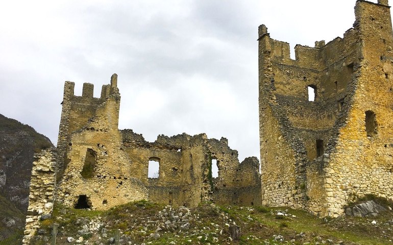 Desenterram em fortaleza na Suécia uma adaga medieval com punho em forma fálica (FOTOS)