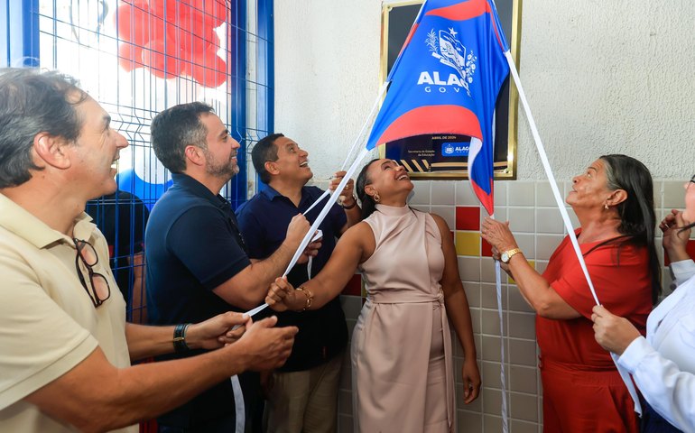 Governador entrega escola e sobrevoa obras de hospital e duplicação em Palmeira dos Índios