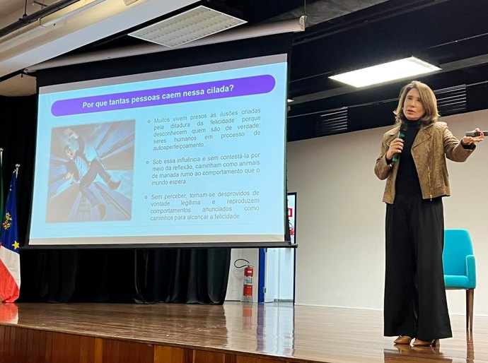 Ana Beatriz Barbosa aborda felicidade e saúde mental em palestra para colaboradores da UMC