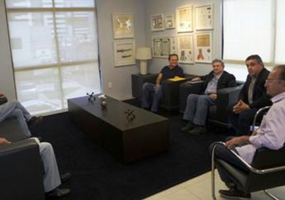 Prefeito de Palmeira dos Índios reúne-se com presidente do Senado em Maceió