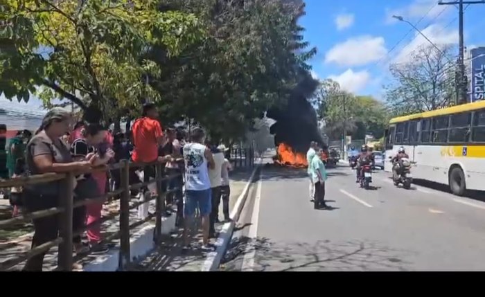 Profissionais do Hospital Veredas em protesto que interdita uma faixa da Avenida Fernandes Lima