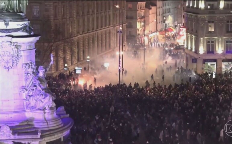 França tem mais um dia de intensos protestos contra reforma do sistema de aposentadorias