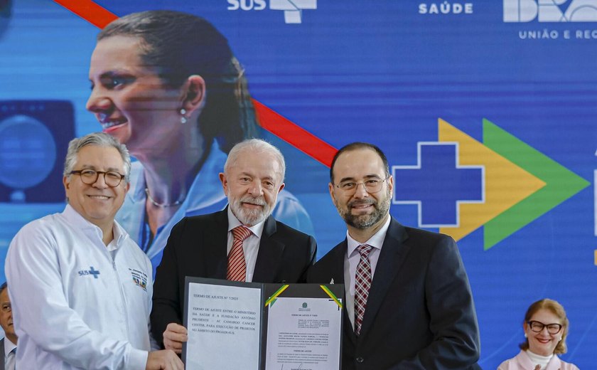 Lula lança programa para reduzir a espera por médicos e exalta a ex-ministra Nísia Trindade