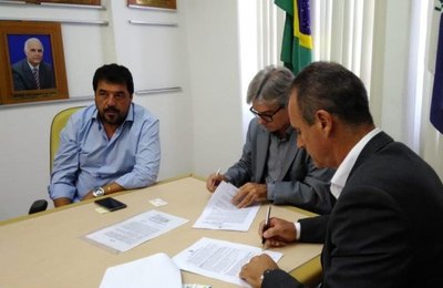Casal assina contrato para reduzir perdas comerciais e aumentar receita 