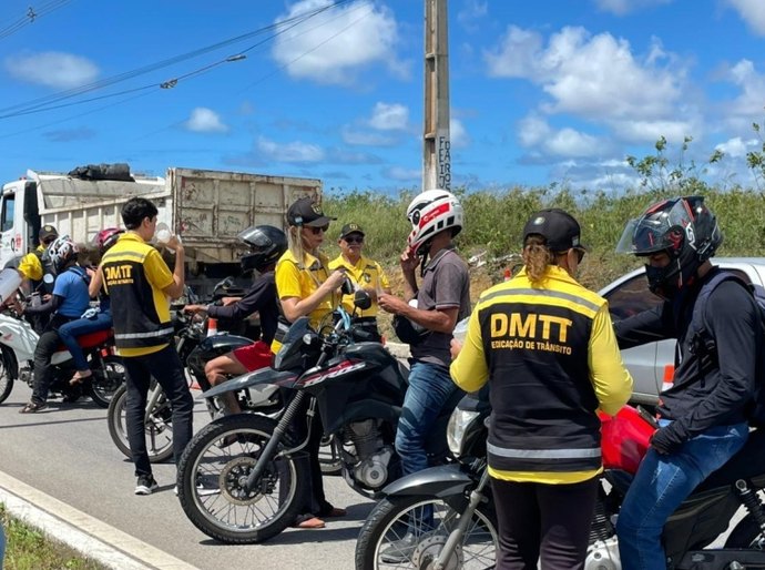 DMTT realiza ação educativa com motociclistas na Av. Rota do Mar
