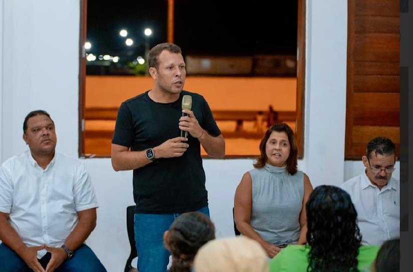 Alunos do EJA de Murici são contemplados com kits escolares durante evento comandado por prefeito Remi