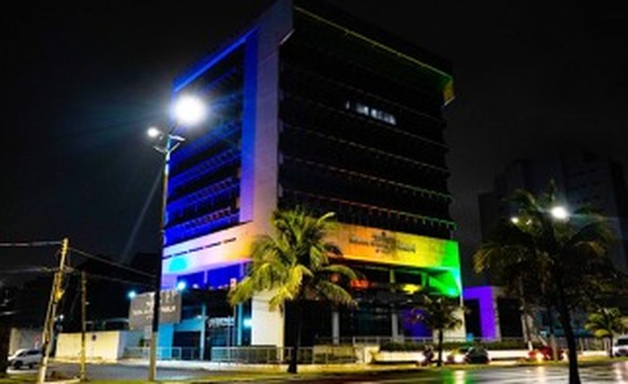 Sede do TRT em Alagoas é iluminada com as cores do arco-íris Sede do TRT em Alagoas é iluminada com as cores do arco-íris