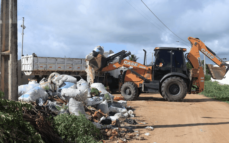 Prefeitura de Penedo retira lixo e material descartado de forma irregular nas ruas da cidade