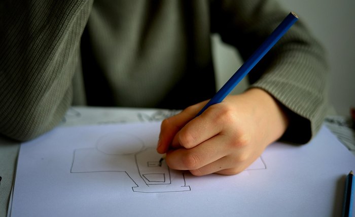 Mensalidades escolares devem subir 9,8% em 2026: especialista orienta famílias a planejar, negociar e reorganizar as finanças