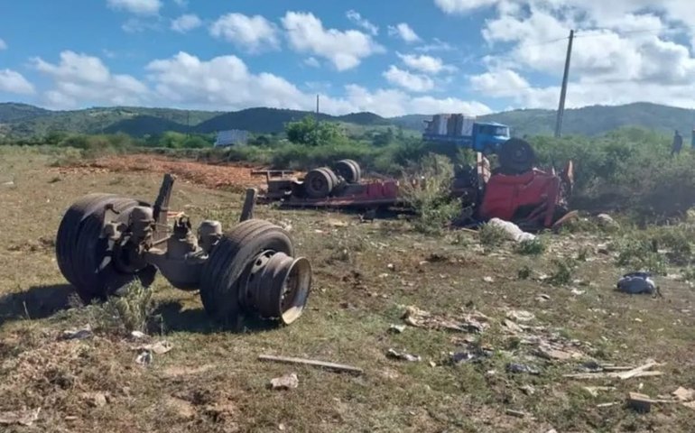 Tragédia na Serra das Pias: motorista morre após caminhão capotar