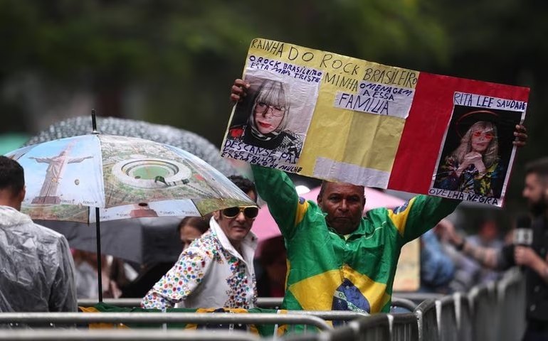 Fãs fazem fila para dar adeus a Rita Lee