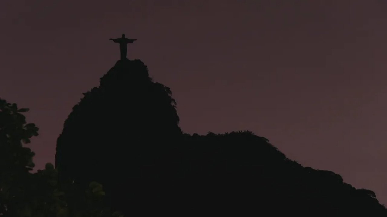 Cristo Redentor apaga luzes nesta segunda em solidariedade a Vini Jr; “ação que emociona', diz jogador