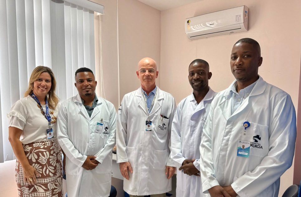 Equipe do Cirurgia com parte dos médicos angolanos / Foto: Foto: Divulgação