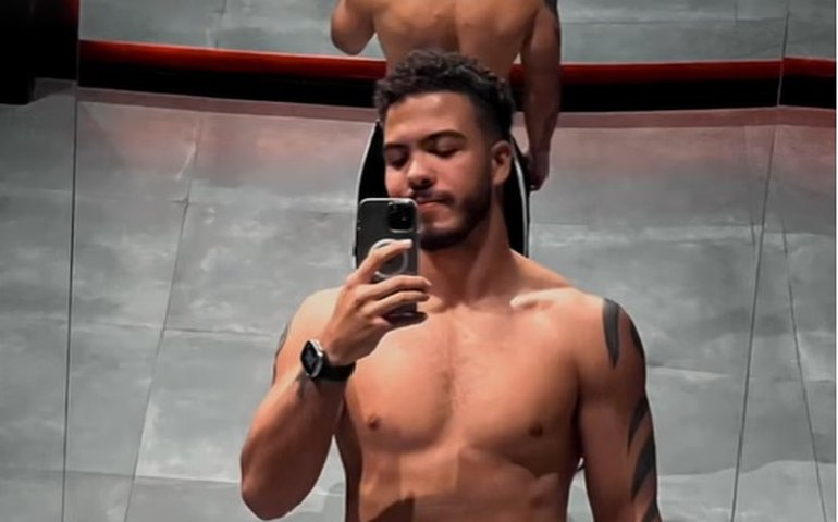 Filho do ex-jogador Ronaldo Fenômeno exibe corpo definido após noite de treino