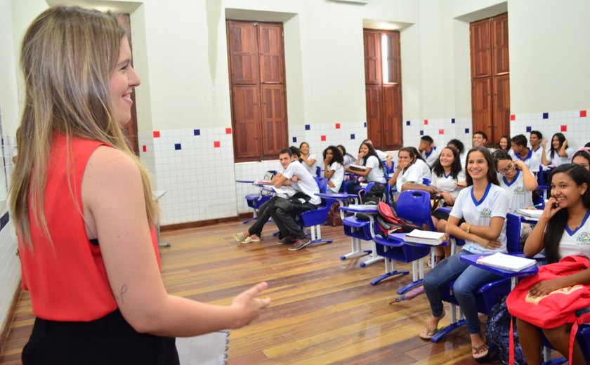 Deputada Cibele Moura faz indicação para que Estado forneça internet a professores durante pandemia