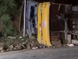 Motorista de ônibus que tombou na BR-251 é preso em flagrante em Minas Gerais