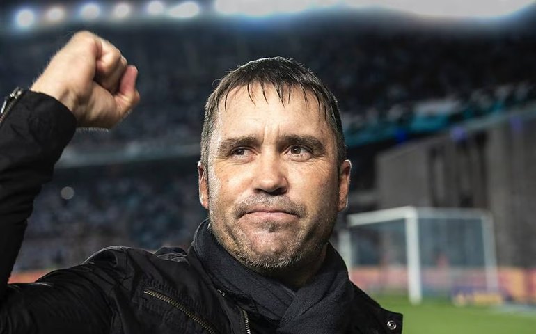 Após protestos e vitória no clássico, Coudet garante confiar em seu trabalho no Atlético-MG