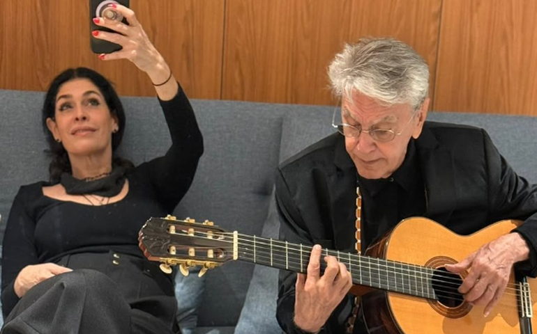 Caetano Veloso se emociona com mulher cantando uma de suas músicas