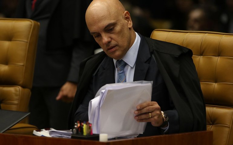 Alexandre de Moraes autoriza retorno imediato do X no Brasil