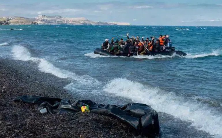 Na Líbia, 61 pessoas morrem afogadas em naufrágio de navio com migrantes, afirma ONU