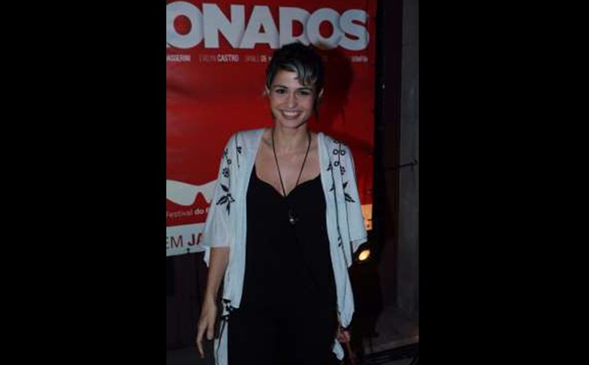 Após ser criticada, Nanda Costa aparece com cabelo preso