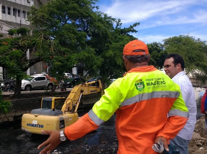 Slum executa mais uma etapa da limpeza do Riacho Salgadinho