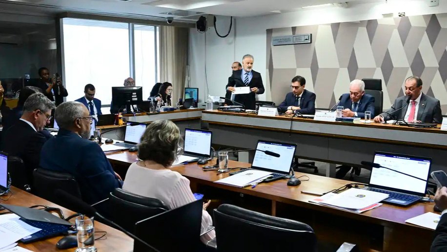 CCJ do Senado aprova PEC que acaba com jornada 6x1