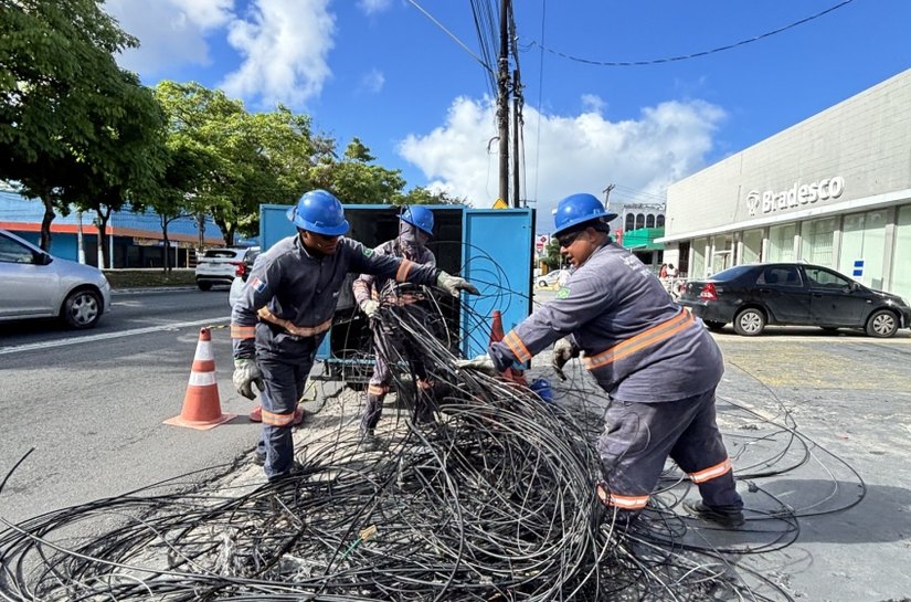 Ilumina realiza ação emergencial do Projeto Poste Limpo após incêndio em fiação na Av. Fernandes Lima