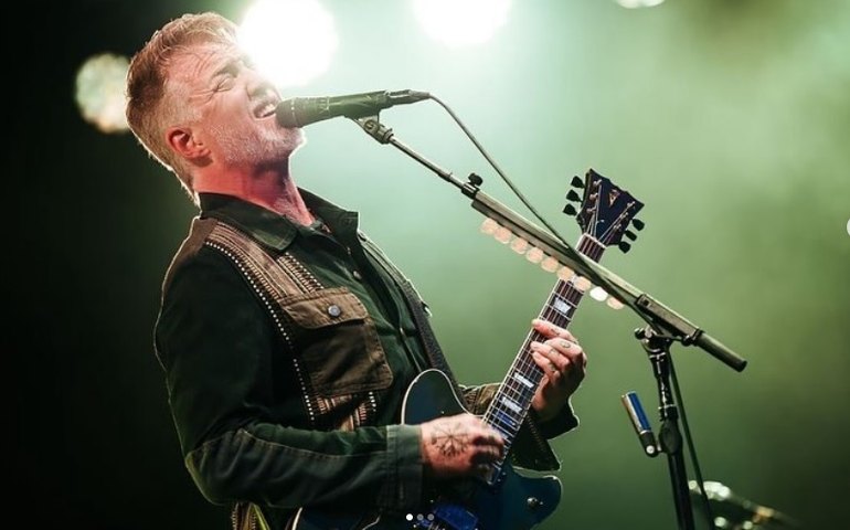 Queens of the Stone Age cancela todos os shows de 2024 para Josh Homme receber 'cuidados médicos essenciais'