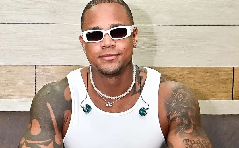 Léo Santana é atingido em parte íntima por celular arremessado por fã em show: 'Não façam isso'