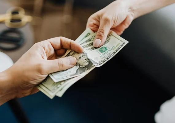 Renda pessoal cai 0,4% nos EUA e gastos com consumo avançam 0,1% em maio ante abril