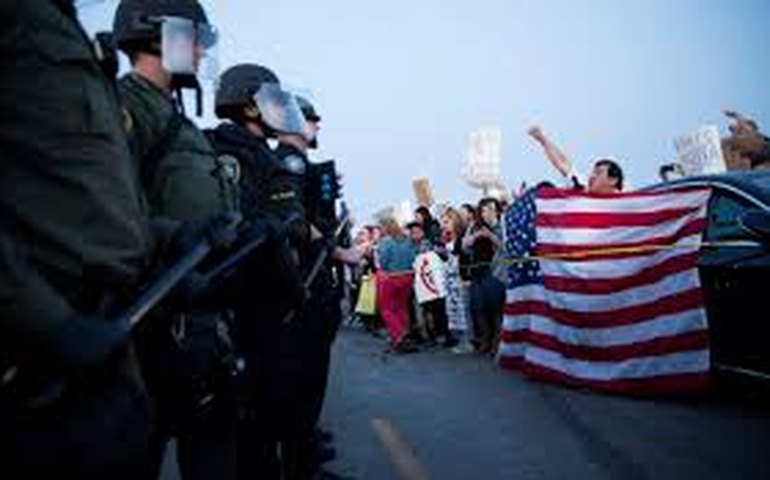 Guarda Nacional enfrenta manifestantes horas depois de chegar a Los Angeles por ordem de Trump