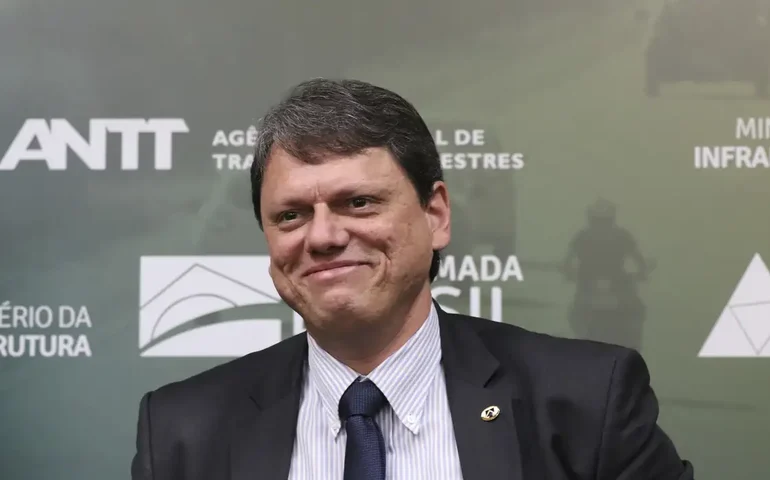 Tarcísio mantém foco na reeleição e diz que consultará família Bolsonaro antes de visita