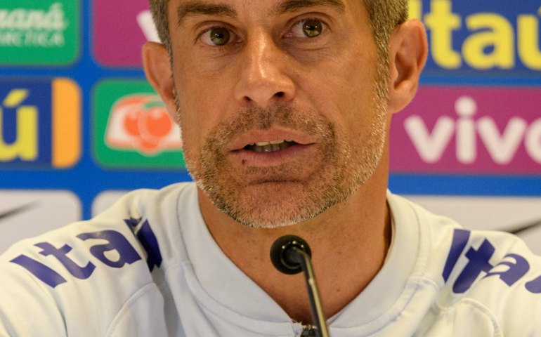 Sylvinho é apresentado como novo técnico da Albânia e tem Doriva como auxiliar