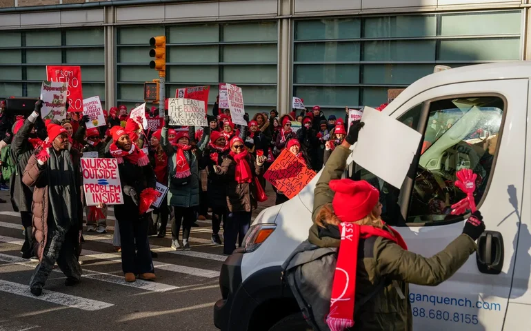 Milhares de enfermeiros entram em greve em vários dos principais hospitais da cidade de Nova York.