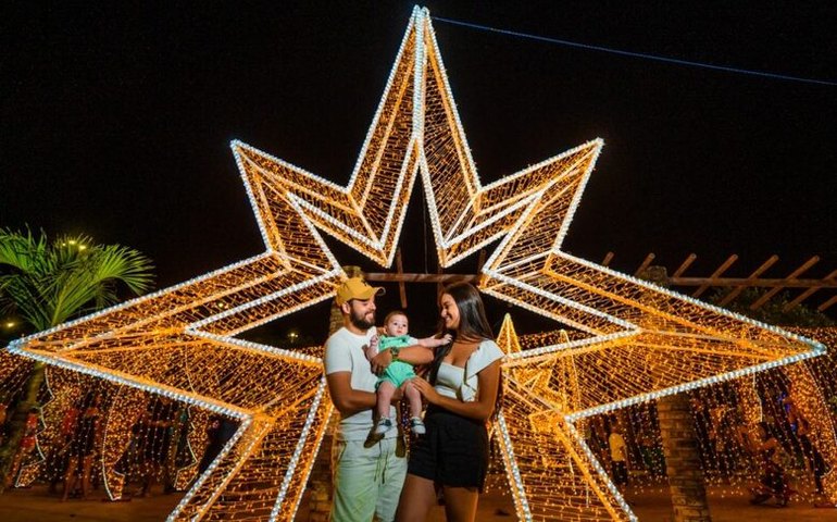 Luzes do ‘Natal para toda família’ encantam famílias arapiraquenses