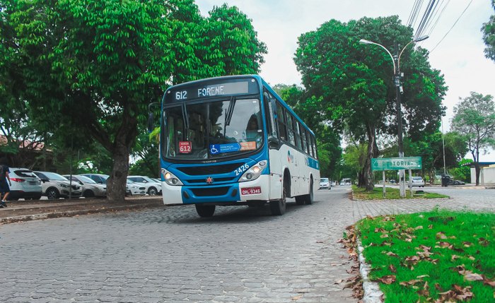 Ônibus circulando no Campus da Ufal, em Maceió