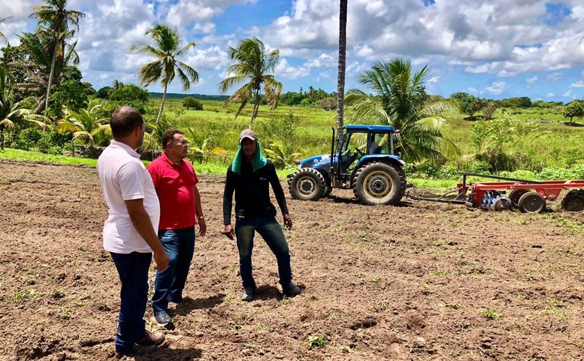 Agricultores recebem apoio da Prefeitura de Penedo para trabalho no campo