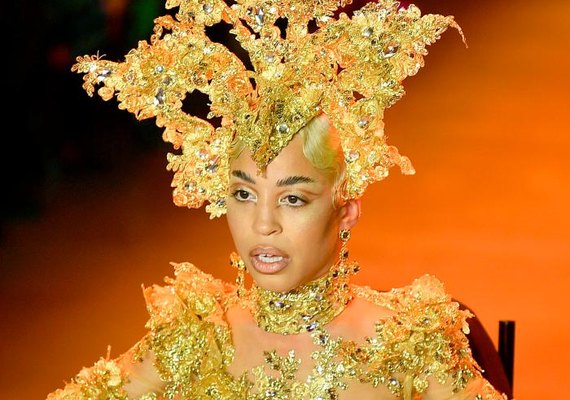 Modelo com distrofia muscular desfila na Semana de moda de Nova York