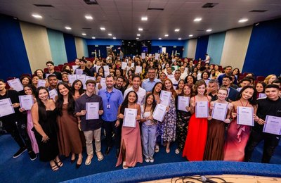 Prefeito Rodrigo Cunha prestigia formatura do Programa Prepara Jovem