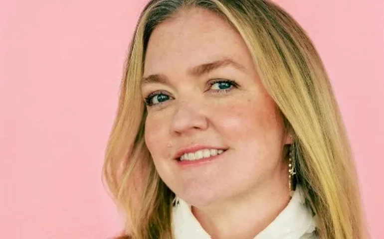 Colleen Hoover, autora do best-seller 'É Assim Que Acaba', revela diagnóstico de câncer