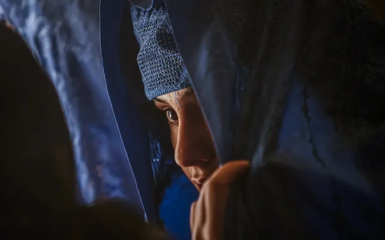 Estudante iraniana é presa por tirar a roupa em protesto contra código de vestimenta