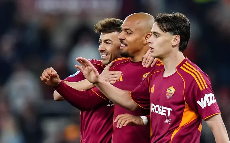 Com hat-trick de Malen, Roma bate Pisa com tranquilidade no Italiano
