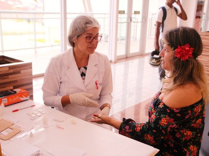 Arapiraquenses fazem teste rápido de HIV em shopping