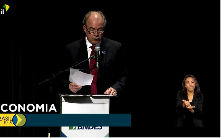 Mercadante assume BNDES com foco na economia verde e inclusiva