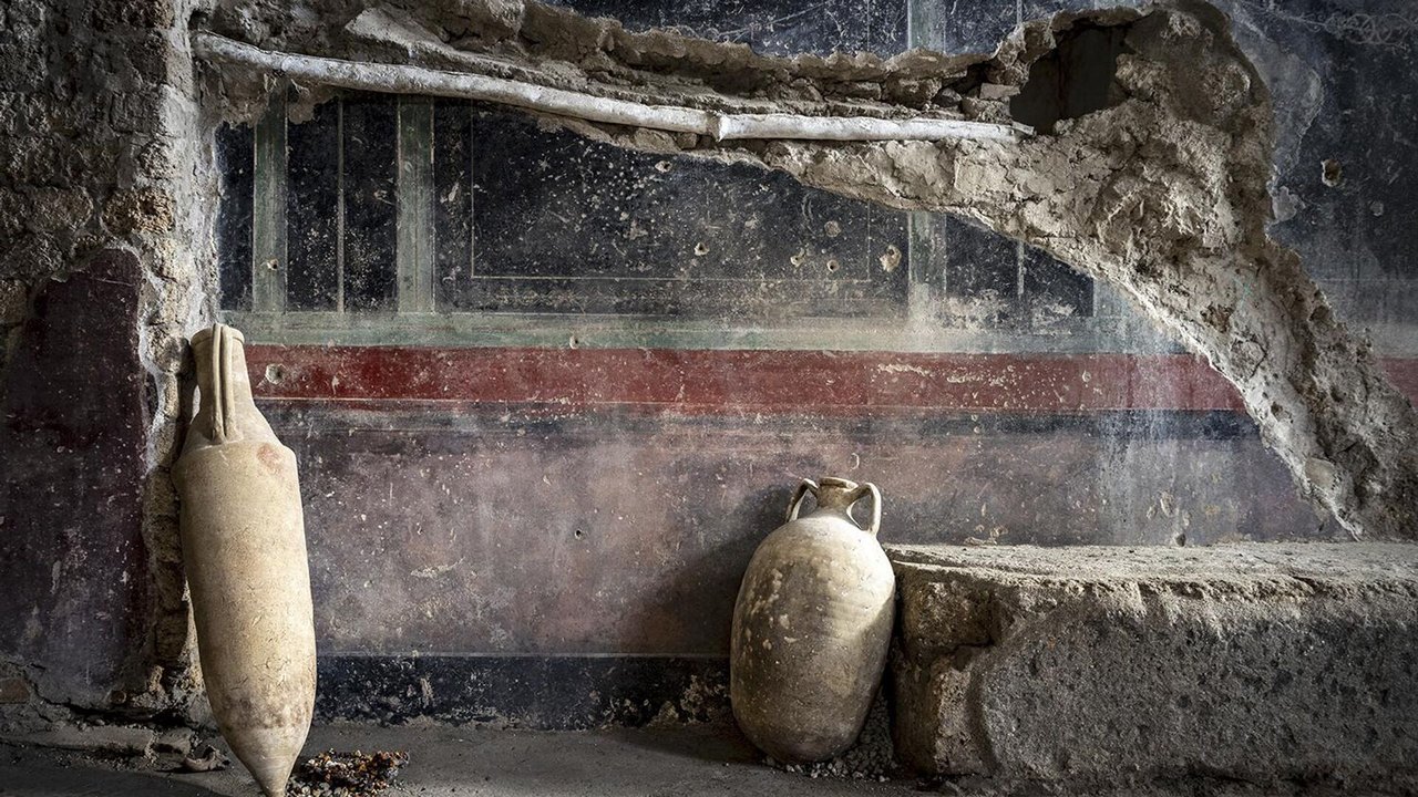 Descoberta em Pompeia revela vaso egípcio raro reutilizado em cozinha popular