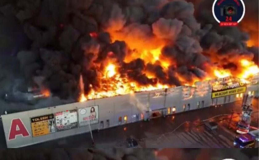 Grande incêndio destrói shopping e encobre Varsóvia, na Polônia, em fumaça; vídeo