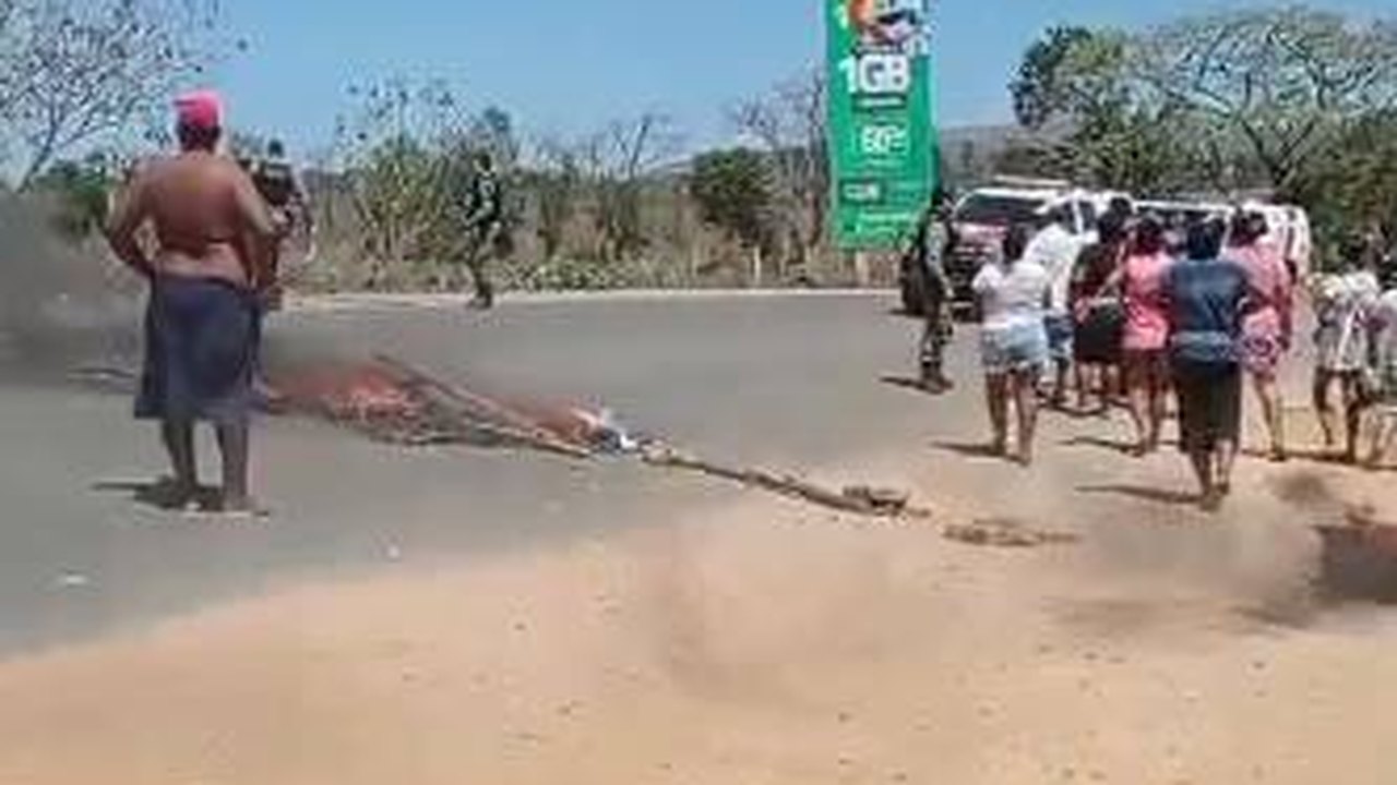 Protesto no Conjunto Brivaldo Medeiros em Palmeira dos Índios: Moradores reivindicam abastecimento de água